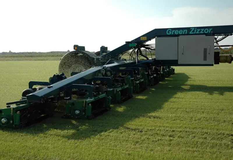 Grasveld wordt gemaaid met Green Clipper elektrische gazonmaaier