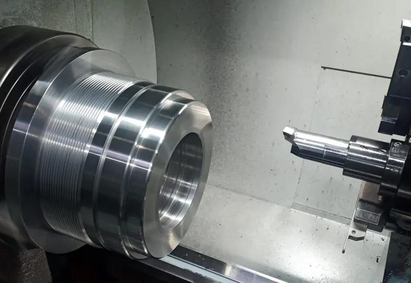 Aluminium werkstuk in de CNC draaibank