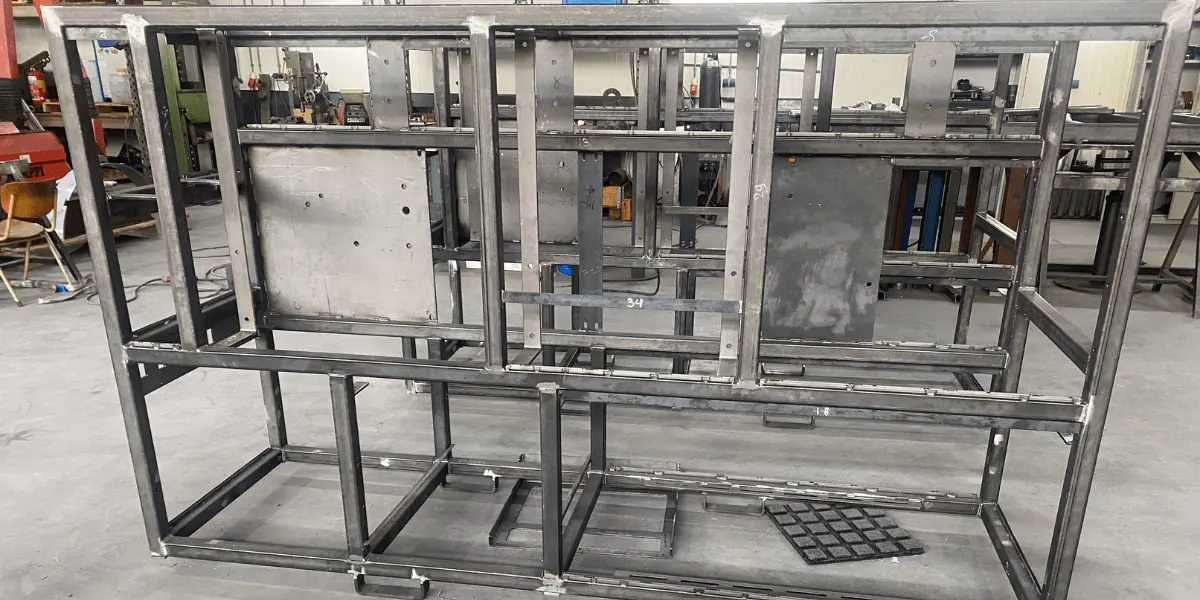 Gelaste staalconstructies in de machinehal van Zwette Machinebouw