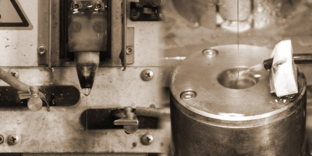 Draadvonkmachine tijdens het vonken van een werkstuk