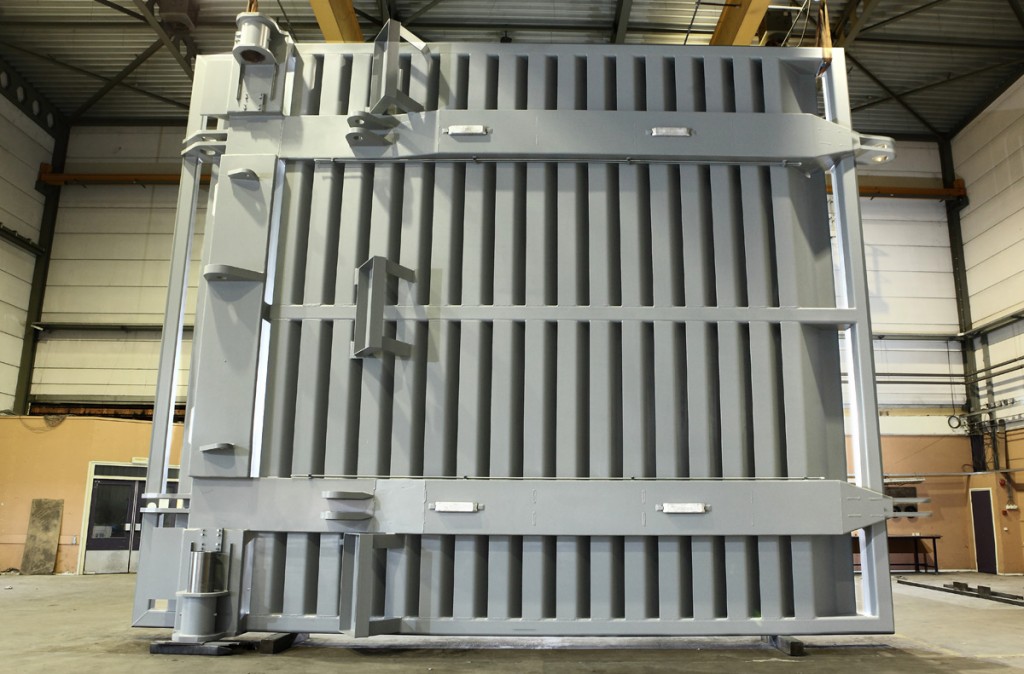 Grote gelaste staalconstructie: moonpool door in de machinehal